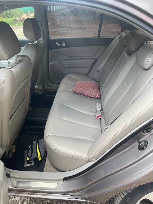 Hyundai sonata 2006 год,2.4 бензин с оригинальный пробегом 150 000 км. Пяти ступенчатая механика. Один владелец, птс оригинал. Был вырезан катализатор, установлен пламегоситель от атм, сделан stage1 добавили мощности, машина едит бодро. Салон кожа, в хорошем состоянии, карты дверей задний и передний ряд сидений в хорошем состоянии, за авто следил и ухаживал. Установлена магнитола на андроид платформе  teyes, плюс замена штатных динамиков, играет музыка качественно. Климат заправлен и дует отлично, обогревы сидений, заднего и лобового стекла, также зеркал. Электро регулировка зеркал, стеклоподемники и т. Д. Мотор, ходовая в норме, как говорят машина хозяйская))
Два комплекта колёс, в отличном состоянии. Расходники заменены 1000 км назад.
По кузову, ни рыжика, не вздутия, всё болячки были устранены, автомобиль живой во всех смыслах, любые проверки на вашем сто. Собственник. От автомобиля не избавляюсь. За машину не стыдно. Перекупам не беспокоить.
Цена 850 000 +79493998276 осмотр макеевка. - фотография - 9