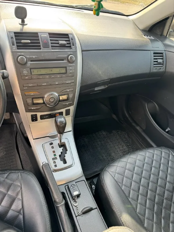 Toyota corolla е150 рестайлинг 1.6 at 2010 г, пробег 253.000 км. Цена 860 тыс. Р
Рестайлинг версия. Машина в хорошем техническом состоянии. Максимальная комплектация, климат-контроль двухзонный, круиз контроль. Коробка автомат. Все стеклоподьемники электрические. Регулировка зеркал по кнопке. Из последнего сделано то: замена масла и фильтров 1 тысячу км назад. 10 тысяч назад заменены: антифриз, тормозная жидкость, масло в коробке. 15 тысяч назад поставлен новый аккумулятор.
20 Тысяч назад поставлен полностью новый генератор.
То машина проходила каждые 7-8 тысяч.
Имеются дефекты по кузову, фото предоставлены в подборке. (докину в комментариях еще)
Я четвертый владелец.
Место осмотра ростова/таганрог. При покупке могу приехать.
Телефон: 79094008090
📞 Звоните: +7(909)4008090 - фотография - 4
