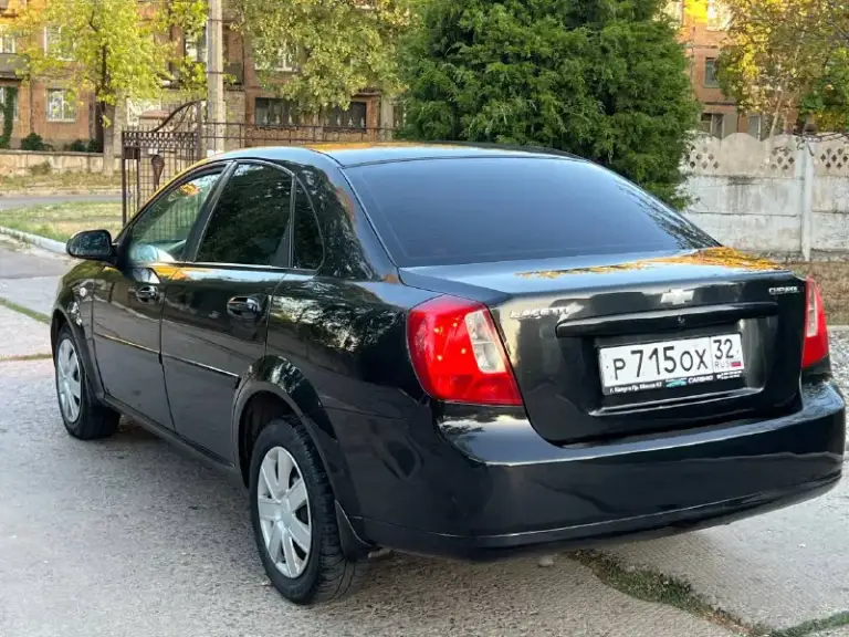 Продам chevrolet lecetti 2008 года в очень хорошем состоянии
Кузов. Без гнили рыжиков вздутия и всего прочего дно завод стаканы ланжероны завод равный и красивый кузов
Двигатель. Робатает ровно не каких посторонних звуков не дымит не троит масло не розходует от слова совсем
Коробка. Переключает мягко без хрустов и вылетов
Ходовая. Вся идеальная не чего не стучит не гудит вообще без вложений авто сел и поехал
Автотека зелёная без дтп ограничений и всего такого
Цена на данный автомобиль 550 тысяч торг присутствует +79493717727 если не дозвонились на этом номер телеграм (связь плохая) возможен обмен - фотография - 4