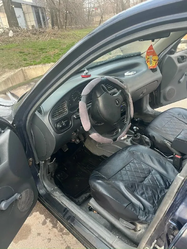 Daewoo сенс 1,3л 2004 года. Два хозяина, не гнилой, на арке дырка от осколка и на крышке капота скол от осколка (на фото видно) на езду не влияет, машина не гнилая. По документам чистая на мне. Продажа только с переоформлением. Газ/бензин вписано в техпаспорт. В придачу ещё один двигатель. Всё что должно работать работает исправно, нареканий по машине нет. Продавать не тороплюсь, езжу каждый день. 160 тысяч, хороший торг. +79494532739
📞 Звоните: +7(949)4532739 - фотография - 1