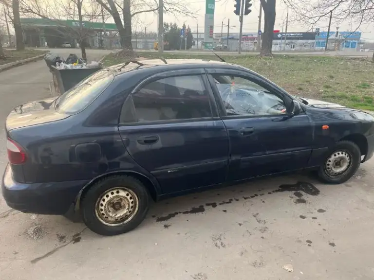 Daewoo сенс 1,3л 2004 года. Два хозяина, не гнилой, на арке дырка от осколка и на крышке капота скол от осколка (на фото видно) на езду не влияет, машина не гнилая. По документам чистая на мне. Продажа только с переоформлением. Газ/бензин вписано в техпаспорт. В придачу ещё один двигатель. Всё что должно работать работает исправно, нареканий по машине нет. Продавать не тороплюсь, езжу каждый день. 160 тысяч, хороший торг. +79494532739
📞 Звоните: +7(949)4532739 - фотография - 3