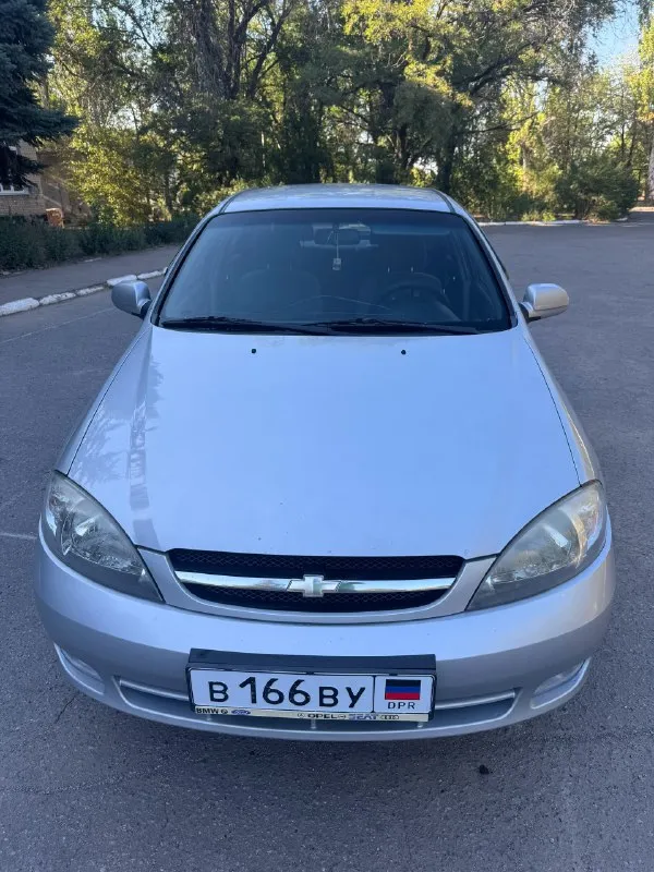 Продаю chevrolet lacetti hatchback 2005г. В. Двигатель1.8л,16-клапанный, механика, мощность 122л. С. 118 000 родного пробега!!!продажа от собственника, автомобиль находится в отличном техническом состоянии,2-ой хозяин, владею с 2010 года. Двигатель обслуживался регулярно, масло менялось каждые 5000 км. Кондиционер заправлен, имеются два комплекта ключей, стекла все оригинальные. И трансмиссия находятся в идеальном рабочем состоянии. Ремень грм заменен, установлен новый аккумулятор, недавно были заменены передние тормозные диски, задние тормозные колодки, тормозные поршни суппортов. Остаток резины-сезон докатать. Велюровый салон в отличном состоянии, не прокурен. По кузову ничего не менялось, весь в оригинале, была притертость, красилось переднее левое крыло и передняя левая дверь с переходом, в остальном краска оригинальная. Имеется бортжурнал со всеми записями-что менялось, когда и на каком пробеге за последние 15 лет!!!цена-600 000 руб. Телефон:+79494456376 сергей. Посмотреть можно:днр, дон
📞 Звоните: +7(949)4456376 - фотография - 1