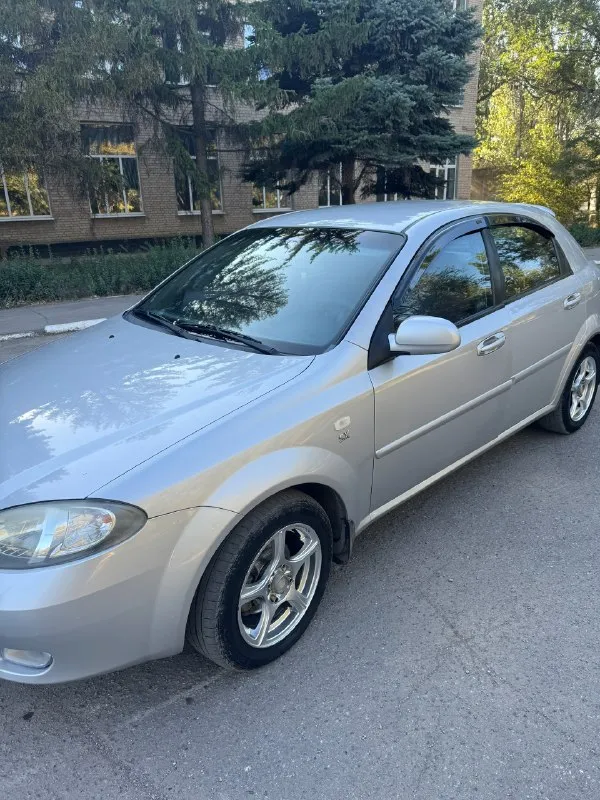 Продаю chevrolet lacetti hatchback 2005г. В. Двигатель1.8л,16-клапанный, механика, мощность 122л. С. 118 000 родного пробега!!!продажа от собственника, автомобиль находится в отличном техническом состоянии,2-ой хозяин, владею с 2010 года. Двигатель обслуживался регулярно, масло менялось каждые 5000 км. Кондиционер заправлен, имеются два комплекта ключей, стекла все оригинальные. И трансмиссия находятся в идеальном рабочем состоянии. Ремень грм заменен, установлен новый аккумулятор, недавно были заменены передние тормозные диски, задние тормозные колодки, тормозные поршни суппортов. Остаток резины-сезон докатать. Велюровый салон в отличном состоянии, не прокурен. По кузову ничего не менялось, весь в оригинале, была притертость, красилось переднее левое крыло и передняя левая дверь с переходом, в остальном краска оригинальная. Имеется бортжурнал со всеми записями-что менялось, когда и на каком пробеге за последние 15 лет!!!цена-600 000 руб. Телефон:+79494456376 сергей. Посмотреть можно:днр, дон
📞 Звоните: +7(949)4456376 - фотография - 10