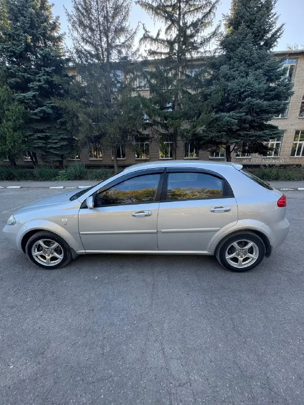 Продаю chevrolet lacetti hatchback 2005г. В. Двигатель1.8л,16-клапанный, механика, мощность 122л. С. 118 000 родного пробега!!!продажа от собственника, автомобиль находится в отличном техническом состоянии,2-ой хозяин, владею с 2010 года. Двигатель обслуживался регулярно, масло менялось каждые 5000 км. Кондиционер заправлен, имеются два комплекта ключей, стекла все оригинальные. И трансмиссия находятся в идеальном рабочем состоянии. Ремень грм заменен, установлен новый аккумулятор, недавно были заменены передние тормозные диски, задние тормозные колодки, тормозные поршни суппортов. Остаток резины-сезон докатать. Велюровый салон в отличном состоянии, не прокурен. По кузову ничего не менялось, весь в оригинале, была притертость, красилось переднее левое крыло и передняя левая дверь с переходом, в остальном краска оригинальная. Имеется бортжурнал со всеми записями-что менялось, когда и на каком пробеге за последние 15 лет!!!цена-600 000 руб. Телефон:+79494456376 сергей. Посмотреть можно:днр, дон
📞 Звоните: +7(949)4456376 - фотография - 2