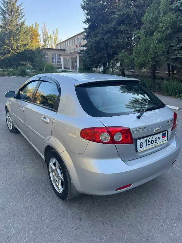 Продаю chevrolet lacetti hatchback 2005г. В. Двигатель1.8л,16-клапанный, механика, мощность 122л. С. 118 000 родного пробега!!!продажа от собственника, автомобиль находится в отличном техническом состоянии,2-ой хозяин, владею с 2010 года. Двигатель обслуживался регулярно, масло менялось каждые 5000 км. Кондиционер заправлен, имеются два комплекта ключей, стекла все оригинальные. И трансмиссия находятся в идеальном рабочем состоянии. Ремень грм заменен, установлен новый аккумулятор, недавно были заменены передние тормозные диски, задние тормозные колодки, тормозные поршни суппортов. Остаток резины-сезон докатать. Велюровый салон в отличном состоянии, не прокурен. По кузову ничего не менялось, весь в оригинале, была притертость, красилось переднее левое крыло и передняя левая дверь с переходом, в остальном краска оригинальная. Имеется бортжурнал со всеми записями-что менялось, когда и на каком пробеге за последние 15 лет!!!цена-600 000 руб. Телефон:+79494456376 сергей. Посмотреть можно:днр, дон
📞 Звоните: +7(949)4456376 - фотография - 5