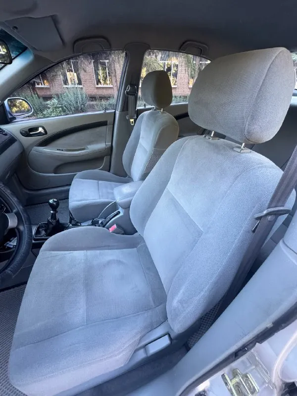 Продаю chevrolet lacetti hatchback 2005г. В. Двигатель1.8л,16-клапанный, механика, мощность 122л. С. 118 000 родного пробега!!!продажа от собственника, автомобиль находится в отличном техническом состоянии,2-ой хозяин, владею с 2010 года. Двигатель обслуживался регулярно, масло менялось каждые 5000 км. Кондиционер заправлен, имеются два комплекта ключей, стекла все оригинальные. И трансмиссия находятся в идеальном рабочем состоянии. Ремень грм заменен, установлен новый аккумулятор, недавно были заменены передние тормозные диски, задние тормозные колодки, тормозные поршни суппортов. Остаток резины-сезон докатать. Велюровый салон в отличном состоянии, не прокурен. По кузову ничего не менялось, весь в оригинале, была притертость, красилось переднее левое крыло и передняя левая дверь с переходом, в остальном краска оригинальная. Имеется бортжурнал со всеми записями-что менялось, когда и на каком пробеге за последние 15 лет!!!цена-600 000 руб. Телефон:+79494456376 сергей. Посмотреть можно:днр, дон
📞 Звоните: +7(949)4456376 - фотография - 7