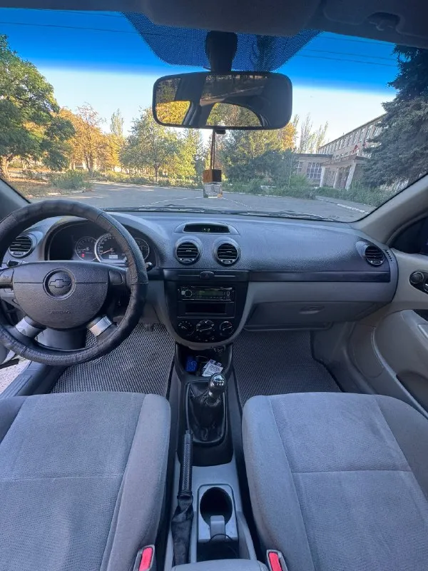 Продаю chevrolet lacetti hatchback 2005г. В. Двигатель1.8л,16-клапанный, механика, мощность 122л. С. 118 000 родного пробега!!!продажа от собственника, автомобиль находится в отличном техническом состоянии,2-ой хозяин, владею с 2010 года. Двигатель обслуживался регулярно, масло менялось каждые 5000 км. Кондиционер заправлен, имеются два комплекта ключей, стекла все оригинальные. И трансмиссия находятся в идеальном рабочем состоянии. Ремень грм заменен, установлен новый аккумулятор, недавно были заменены передние тормозные диски, задние тормозные колодки, тормозные поршни суппортов. Остаток резины-сезон докатать. Велюровый салон в отличном состоянии, не прокурен. По кузову ничего не менялось, весь в оригинале, была притертость, красилось переднее левое крыло и передняя левая дверь с переходом, в остальном краска оригинальная. Имеется бортжурнал со всеми записями-что менялось, когда и на каком пробеге за последние 15 лет!!!цена-600 000 руб. Телефон:+79494456376 сергей. Посмотреть можно:днр, дон
📞 Звоните: +7(949)4456376 - фотография - 9