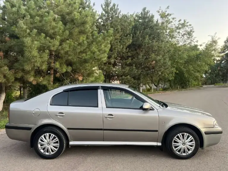 Продам личный авто. Skoda octavia tour 1.6mpi в идеальном состоянии! 2010 год выпуска. Куплена новой в 2011 году в автосалоне. Родной подтверждённый пробег 187.тыс. Км. Один единственный хозяин за всё время❗️ птс оригинал! Кузов в дтп не участвовал. Полностью оцинкован! Авто абсолютно весь обслужен и не требует никаких вложений, и в ближайшее время не будет требовать. Недавно было сделано большое т. О с заменой грм, помпы, масла, фильтра, свечи, сцепления. Вся геометрия идеально ровная, вся безопасность на месте, все герметики и швы заводские! Все стекла родные. Реально очень хорошая шкода (в таком состоянии единицы). Ездили с умом. Техническое состояние идеал! Двигатель 1.6л. Как часы, работает тихо, едет очень шустро, масло грамма не берёт. Кпп переключается мягко и легко. Ходовая часть мягенькая, без стуков. Заправлялся только аи-95. Богатая комплектация
Цена 635.000₽
+79494115300 - фотография - 4