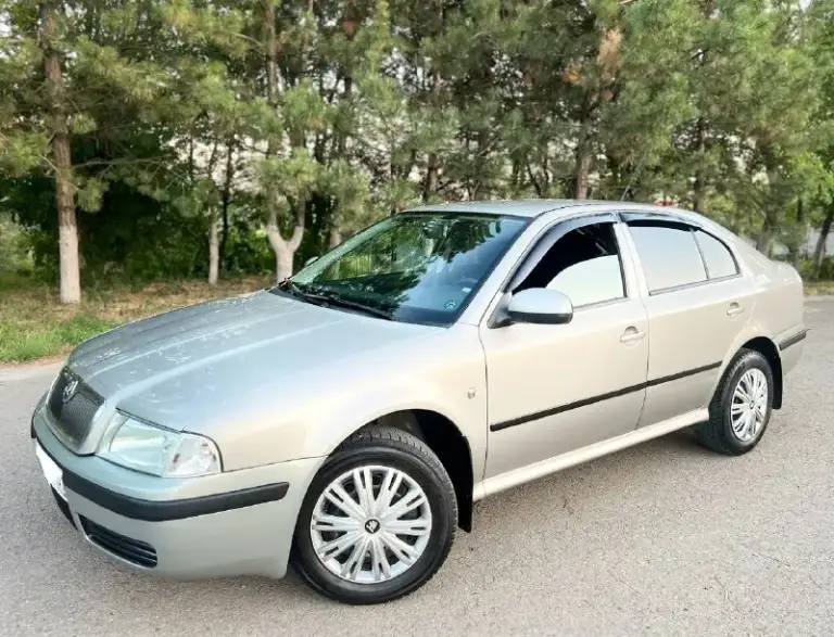 Продам личный авто. Skoda octavia tour 1.6mpi в идеальном состоянии! 2010 год выпуска. Куплена новой в 2011 году в автосалоне. Родной подтверждённый пробег 187.тыс. Км. Один единственный хозяин за всё время❗️ птс оригинал! Кузов в дтп не участвовал. Полностью оцинкован! Авто абсолютно весь обслужен и не требует никаких вложений, и в ближайшее время не будет требовать. Недавно было сделано большое т. О с заменой грм, помпы, масла, фильтра, свечи, сцепления. Вся геометрия идеально ровная, вся безопасность на месте, все герметики и швы заводские! Все стекла родные. Реально очень хорошая шкода (в таком состоянии единицы). Ездили с умом. Техническое состояние идеал! Двигатель 1.6л. Как часы, работает тихо, едет очень шустро, масло грамма не берёт. Кпп переключается мягко и легко. Ходовая часть мягенькая, без стуков. Заправлялся только аи-95. Богатая комплектация
Цена 635.000₽
+79494115300 - фотография - 7
