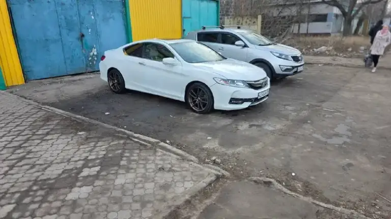 Honda accord coupe 2016 год выпуска конец года.
Максимальная комплектация за исключением кожи. Пробег 125.000км. Подрулевые лепестки, мультируль, люк, led-оптика, камера 180 в зеркале, камера заднего вида, два монитора, хорошая аудио-система, бесключевой доступ, кнопка старт-стоп.
Машина в хорошем техническом состоянии, требует небольших вложений по лкп. Автомат работает ровно, не пинает, мотор 2.4 vtec, на приятном хондовском выхлопе.

Телефон для связи - +79494043552
+79494351355

Цена: 1.450.000₽ разумный торг на месте по факту. - фотография - 3