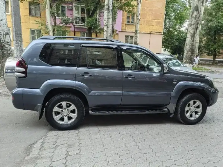 Toyota прадо комплектация полная с люком вся в родной краске машина на ходу но в верхней части мотора что-то сильно клацает цена 1м.120 тел +79493702945
📞 Звоните: +7(949)3702945 - фотография - 6
