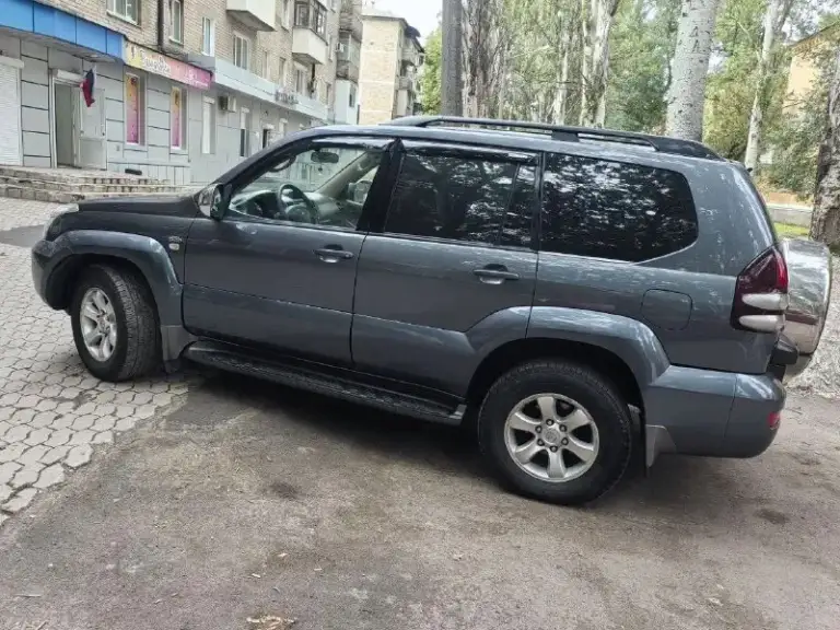 Toyota прадо комплектация полная с люком вся в родной краске машина на ходу но в верхней части мотора что-то сильно клацает цена 1м.120 тел +79493702945
📞 Звоните: +7(949)3702945 - фотография - 8
