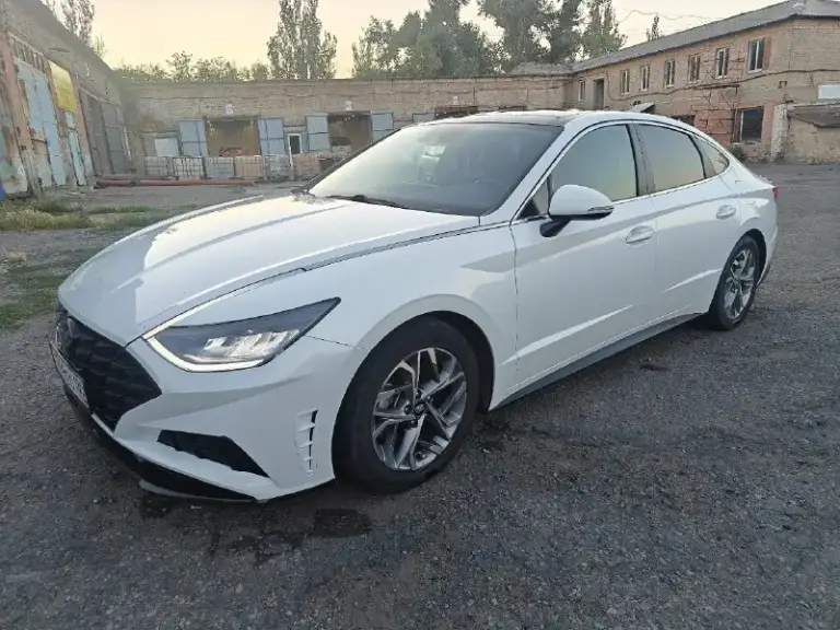 Hyundai sonata dn8 2.5 бензин (8 ступенчатый) 2019 г. В. 64.000 км
Машину приобрел год назад на пробеге около 40 т. Км. , за это время ни разу не подвела, никаких поломок не было, масло не расходует, меняю каждые 5 т. Км. , на 60 т. Км. Делал полную замену масла в, автомат переключает плавно, нариканий никаких нет. Безопасность вся родная, ни разу не одна подушка не стреляла. Пробег родной, не скручивался. Из минусов только то, что много сколов, которые видны на фото. Остальные вопросы задавайте в сообщениях или звоните по телефону +79493231043.
Вин 5npef4ja8lh000421
Осмотр донецк
Цена 2.250.000 готов торговаться по цене, пока в продаже интересующий мне автомобиль
📞 Звоните: +7(949)3231043 - фотография - 1