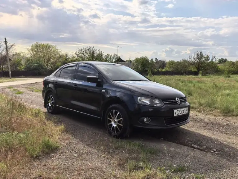 Volkswagen polo (фольсваген поло )2011г. Мотор 1.6 пробег 275. Автомобиль в хорошем состоянии с комплектацией highline (климат контроль, мультируль, 4 автоматических стеклоподъёмника с доводчиками, подогрев передних сидений, электро легулеровка и подогрев зеркал, esp, парктроник) коробка aisin в очень хорошем состоянии. Масло не жрёт ни капли, каждые 6000 производилась замена(emperol) на пробеге 260 было заменено: масло в коробке, цепь грм, свечи, катушки зажигания, ремень) установлена сигнализация starline с автозапуском, газовые упоры под капотом, магнитола teyes cc3 2k с голосовым помощником, регистратор teyes x5 1080p с выводом изображения на головное устройство и функцией adas, камера заднего вида. В дверях хорошие 16 динамика ural, в багажнике саб ural. Двери все проклеины(обесшумленны) 2 комплекта колёс : зимняя резина в очень хорошем состоянии на оригинальных дисках, летняя kumho на новых дисках(летний комплект покупался новым, в начале лета)осмотр горловка-енак
📞 Звоните: +7(949)4912073 - фотография - 3