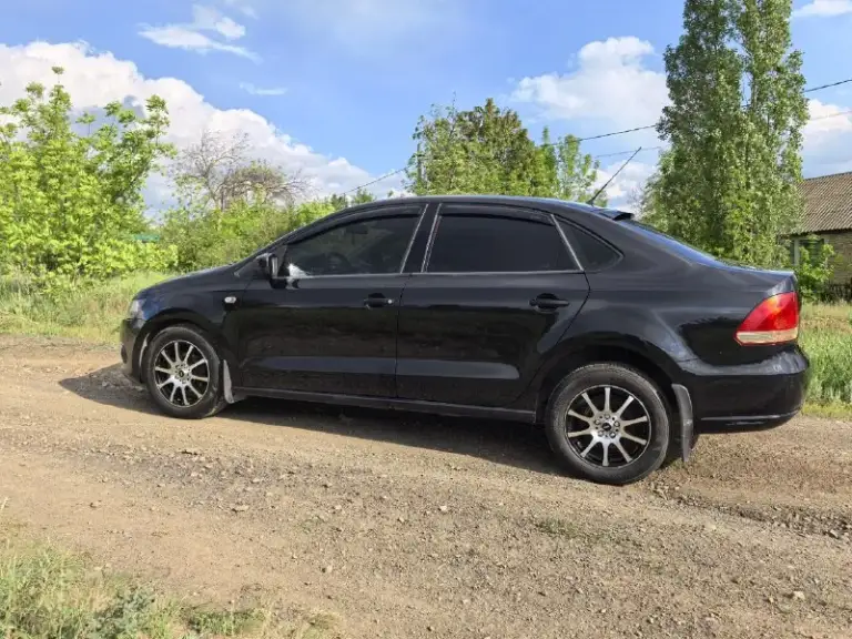 Volkswagen polo (фольсваген поло )2011г. Мотор 1.6 пробег 275. Автомобиль в хорошем состоянии с комплектацией highline (климат контроль, мультируль, 4 автоматических стеклоподъёмника с доводчиками, подогрев передних сидений, электро легулеровка и подогрев зеркал, esp, парктроник) коробка aisin в очень хорошем состоянии. Масло не жрёт ни капли, каждые 6000 производилась замена(emperol) на пробеге 260 было заменено: масло в коробке, цепь грм, свечи, катушки зажигания, ремень) установлена сигнализация starline с автозапуском, газовые упоры под капотом, магнитола teyes cc3 2k с голосовым помощником, регистратор teyes x5 1080p с выводом изображения на головное устройство и функцией adas, камера заднего вида. В дверях хорошие 16 динамика ural, в багажнике саб ural. Двери все проклеины(обесшумленны) 2 комплекта колёс : зимняя резина в очень хорошем состоянии на оригинальных дисках, летняя kumho на новых дисках(летний комплект покупался новым, в начале лета)осмотр горловка-енак
📞 Звоните: +7(949)4912073 - фотография - 5