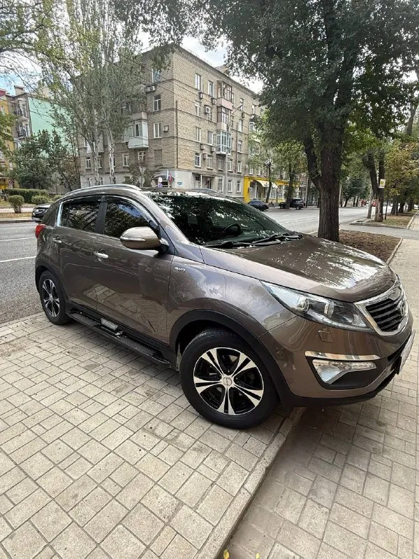 Продам kia sportage
Пробег: 185000 км.
Год:2013
Мотор:2л
Коробка:автомат
Привод:полный
Автомобиль в отличном состоянии, весь в родном окрасе, не участвовал в дтп.
Салон чистый и опрятный!
По технической части также никаких нареканий, вложений не требует, мотор масло не расходует от замены до замены.
Я второй владелец.
Хорошая комплектация: мультируль, подогрев всех сидений, камера заднего вида, парктроники, двух зонный климат контроль, круиз контроль, не плохая музыка, панорамная крыша.
В машине абсолютно все работает без каких либо нареканий, в салоне не курили.
Летняя резина на докат.
Зимняя резина 1 сезон в комплекте.
Цена: 1 450 000 руб + небольшой торг при осмотре автомобиля.
+79493195557 - фотография - 1