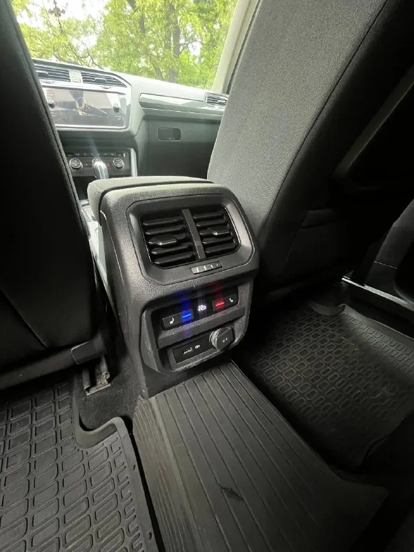 Volkswagen tiguan 2
2.0 Tsi, dsg dq500, 4motion
Год: 2018 цена: 2,75🍋
Пробег: 87000км
Дилерский авто, я второй владелец.
Комплектация:
Топовый свет, авто дальний, подсвет при поворотах.
Led приборка, вывод любой информации на жк, изменяемый стиль (6 вариантов, полная палитра цветов), амбиентная подсветка салона, ног, порогов.
Адаптивный круиз, аварийное торможение, контроль дистанции спереди и сзади, ассистент выезда с парковки, автопарковка.
4Х зонный климат контроль, для всех пассажиров. Подогрев всех сидений включая задний диван. Массаж водительского кресла. Алькантара.
Сервопривод багажника, автозапуск с брелка и мобильного приложения. Установлен дорогой starline. Четыре режима вождения. Помощь при спуске/подьеме. Auto hold. Ассистент смены полосы. Carplay/android auto. Холодильник в бардачке, 220в в багажнике. Без ключевой доступ. Автомобиль обклеен защитной пленкой!
+79493873942
📲 Tg: @nebo_seven
📞 Звоните: +7(949)3873942 - фотография - 10