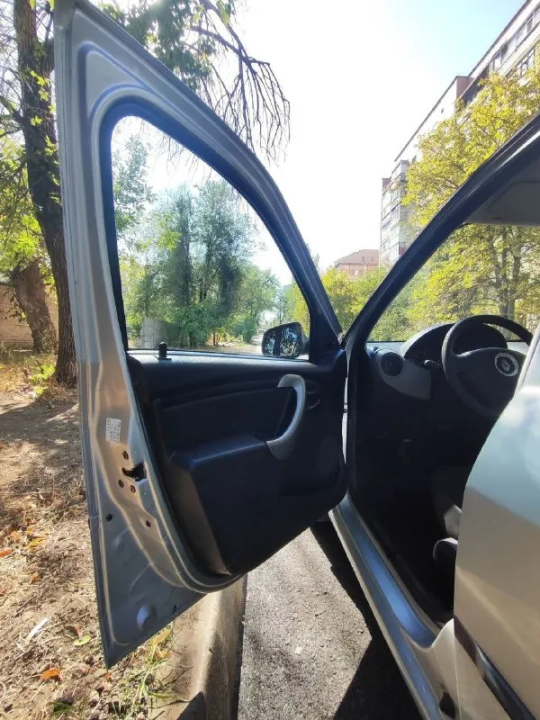 Продам renault логан 2012года.
1.4 -75 Л. С.
Бензин/газ вписан.
Куплена с салона.
1 Хозяин, ✅родной пробег 31тыс, машина вся целая, без дтп, есть незначительные коцки по кузову в ходе эксплуатации. Все стекла родные, , коробка, подвеска в отличном состоянии, машина полностью обслужена не требует не каких вложений !
Поменяны масла, фильтра.
Гидроусилитель руля, стеклоподъемники, центральный замок 2 ключа, магнитола, с документами полный порядок.
Цена 570 000₽, торг.
Просмотр луганск, донбасс
Звоните/пишите +79591600502, телеграмм
📞 Звоните: +7(959)1600502 - фотография - 2
