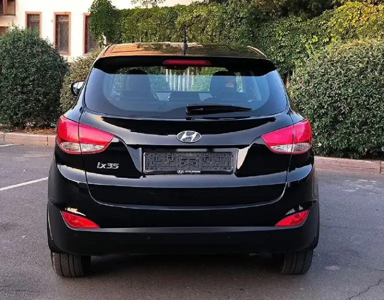 Hyundai ix35 г( 2015 рестайлинг ) цена 1390000 автомат, пробег 140 1 хозяин птс оригинал без дтп противоугонная система сигнализация
Центральный замок
Помощь при вождении:
Круиз-контроль
Парктроник задний
Камера заднего вида
Система автоматической парковки
Система помощи при старте в гору
Датчик света
Датчик дождя электростеклоподъемники передние и задние электропривод зеркал
Охлаждаемый перчаточный ящик
Подогрев сидений водителя и пассажира обогрев зеркал обогрев заднего стекла обогрев зоны стеклоочистителей мультимедиа и навигация: навигационная система
Bluetooth aux 6 колонок авто в идеале все вопросы по телефону: +7(949)4737372
📲 Tg: андрей
📞 Звоните: +7(949)4737372 - фотография - 2