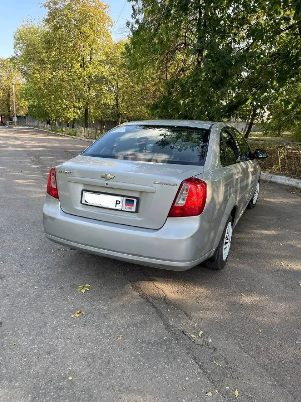 Chevrolet lacetti 2008г. Se 1.6 л, 109 л. С. , бензин. Пробег 102 тыс. Автомобиль в хорошем состоянии! Один владелец машина с салона! Пробег оригинальный любые проверки. Корейская сборка. Кузов в заводском окрасе, без единого дтп. Вся оптика и стёкла, включая лобовое оригинальные. Ходовая обслужена, кузов крепкий! Двигатель работает отлично, масло не расходует! Коробка отлично!!! Салон соответствует пробегу – чистый, опрятный ухоженный. С документами полный порядок, авто стоит на учёте днр при необходимости поставим на российский учёт. Автомобиль находится в г. Донецке (днр) цена 620 тыс. Торг у капота тел +79494235929 - фотография - 2