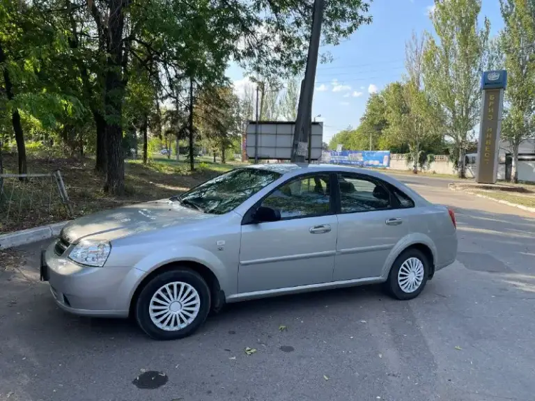 Chevrolet lacetti 2008г. Se 1.6 л, 109 л. С. , бензин. Пробег 102 тыс. Автомобиль в хорошем состоянии! Один владелец машина с салона! Пробег оригинальный любые проверки. Корейская сборка. Кузов в заводском окрасе, без единого дтп. Вся оптика и стёкла, включая лобовое оригинальные. Ходовая обслужена, кузов крепкий! Двигатель работает отлично, масло не расходует! Коробка отлично!!! Салон соответствует пробегу – чистый, опрятный ухоженный. С документами полный порядок, авто стоит на учёте днр при необходимости поставим на российский учёт. Автомобиль находится в г. Донецке (днр) цена 620 тыс. Торг у капота тел +79494235929 - фотография - 3