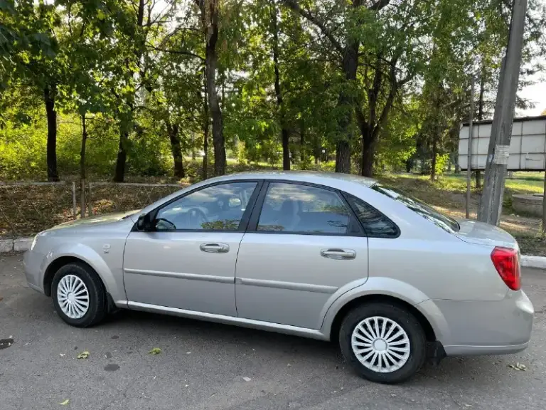Chevrolet lacetti 2008г. Se 1.6 л, 109 л. С. , бензин. Пробег 102 тыс. Автомобиль в хорошем состоянии! Один владелец машина с салона! Пробег оригинальный любые проверки. Корейская сборка. Кузов в заводском окрасе, без единого дтп. Вся оптика и стёкла, включая лобовое оригинальные. Ходовая обслужена, кузов крепкий! Двигатель работает отлично, масло не расходует! Коробка отлично!!! Салон соответствует пробегу – чистый, опрятный ухоженный. С документами полный порядок, авто стоит на учёте днр при необходимости поставим на российский учёт. Автомобиль находится в г. Донецке (днр) цена 620 тыс. Торг у капота тел +79494235929 - фотография - 5