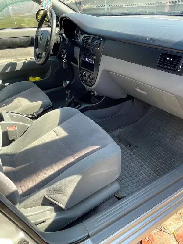 Chevrolet lacetti 2008г. Se 1.6 л, 109 л. С. , бензин. Пробег 102 тыс. Автомобиль в хорошем состоянии! Один владелец машина с салона! Пробег оригинальный любые проверки. Корейская сборка. Кузов в заводском окрасе, без единого дтп. Вся оптика и стёкла, включая лобовое оригинальные. Ходовая обслужена, кузов крепкий! Двигатель работает отлично, масло не расходует! Коробка отлично!!! Салон соответствует пробегу – чистый, опрятный ухоженный. С документами полный порядок, авто стоит на учёте днр при необходимости поставим на российский учёт. Автомобиль находится в г. Донецке (днр) цена 620 тыс. Торг у капота тел +79494235929 - фотография - 6