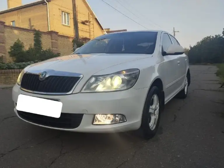 Skoda octavia restailyng mpi,2012 год выпуска, пробег 176 000 км,1.6 механика, максимальная комплектация для механики, отличное состояние, без единого дтп, зелёная автотека, пороги и днище без замечаний, лучшая связка 1.6 мотора с механикой, и самая надёжная,1.6 8-клапанный самый простой и надёжный, кпп и ходовая часть без замечаний, салон чистый, аккуратный, вся электрика рабочая, максимальная комплектация:климат-контроль(рабочий и заправленный), круиз-контроль, полноценный бортовой компьютер, датчик дождя, датчик света, полный электропакет, заводской парктроник, подогрев сидений, противотуманные фары, подлокотник, обогрев заднего стекла, регулировка руля по высоте и глубине, водит. Сиденья, заводская магнитов,2 ключа,2 брелка, центр замок, abs, airbag, литые диски, два комплекта резины, оформлю авто вместе с вами, юридически все чисто, цена 780 000 рублей, телефон +79495111535 - фотография - 4