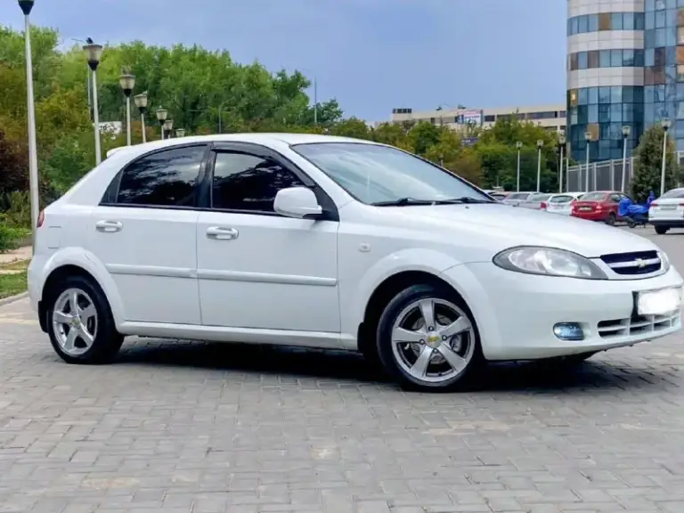 Продам chevrolet lacetti 2011год мотор 1.6 авто в достойном состоянии родной пробег 197 000т км мотор коробка и ходовая часть в идеале !кузов пороги стаканы лонжероны бес рыжиков вздутий и всяких намёков на ржавчины !! Одним словом скажу так сел и поехал !!! Хорошая комплектацыя кондиционер заправлен холодит отлично ! 4 стеклоподъёмника гидро усилитель руля led лампы в два этажа !сенсорный монитор на android с яндекс навигатором, ютубом, pley market, google, tv, bluetooth, очень качественно звучит аудио система. ! Сигнализация с автозапуском ево коврики ! Любой вид переоформления цена525 000 + торг +79495126369 - фотография - 1