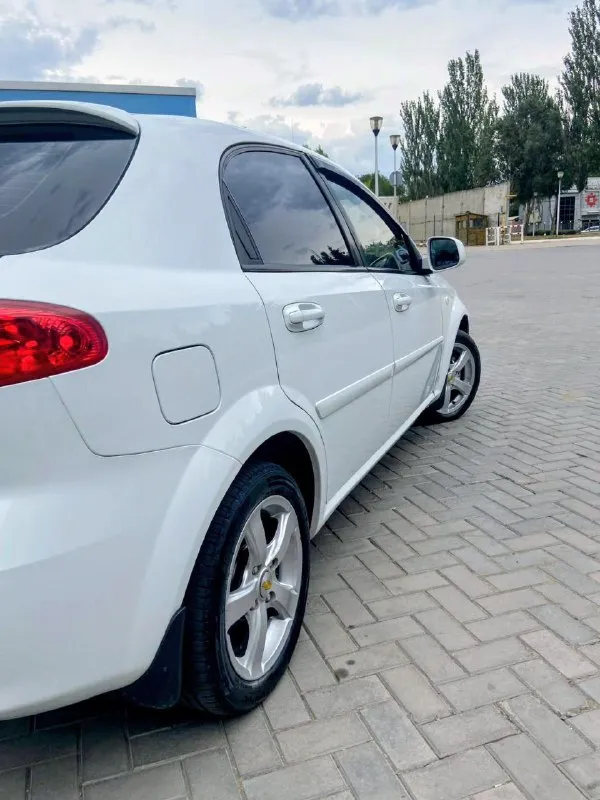 Продам chevrolet lacetti 2011год мотор 1.6 авто в достойном состоянии родной пробег 197 000т км мотор коробка и ходовая часть в идеале !кузов пороги стаканы лонжероны бес рыжиков вздутий и всяких намёков на ржавчины !! Одним словом скажу так сел и поехал !!! Хорошая комплектацыя кондиционер заправлен холодит отлично ! 4 стеклоподъёмника гидро усилитель руля led лампы в два этажа !сенсорный монитор на android с яндекс навигатором, ютубом, pley market, google, tv, bluetooth, очень качественно звучит аудио система. ! Сигнализация с автозапуском ево коврики ! Любой вид переоформления цена525 000 + торг +79495126369 - фотография - 2