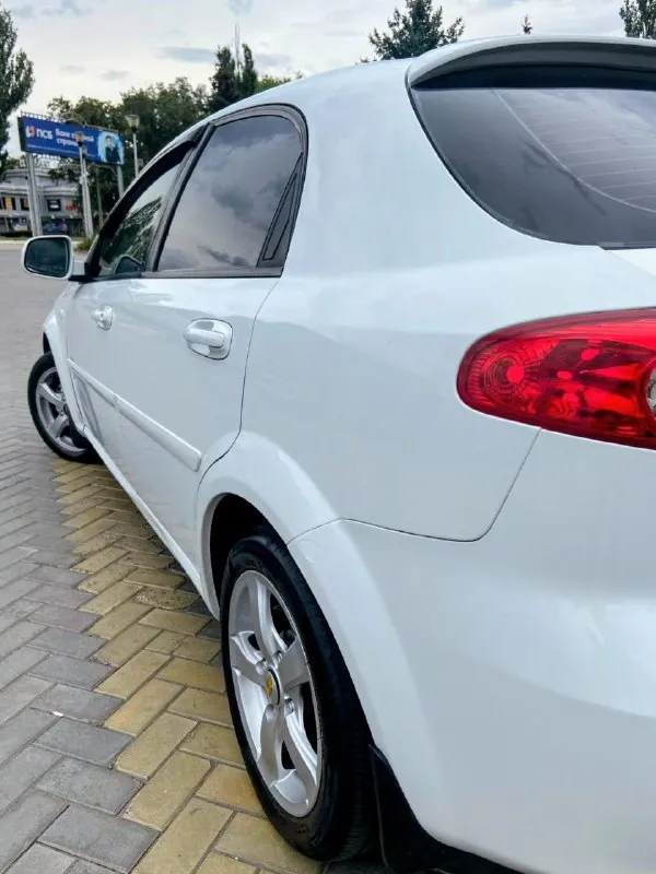 Продам chevrolet lacetti 2011год мотор 1.6 авто в достойном состоянии родной пробег 197 000т км мотор коробка и ходовая часть в идеале !кузов пороги стаканы лонжероны бес рыжиков вздутий и всяких намёков на ржавчины !! Одним словом скажу так сел и поехал !!! Хорошая комплектацыя кондиционер заправлен холодит отлично ! 4 стеклоподъёмника гидро усилитель руля led лампы в два этажа !сенсорный монитор на android с яндекс навигатором, ютубом, pley market, google, tv, bluetooth, очень качественно звучит аудио система. ! Сигнализация с автозапуском ево коврики ! Любой вид переоформления цена525 000 + торг +79495126369 - фотография - 4