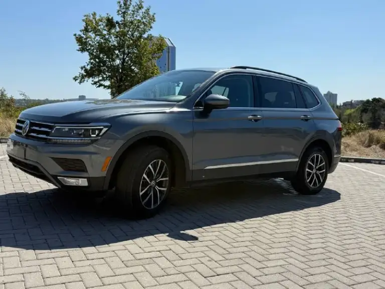 Продам volkswagen tiguan allspace 2020 года 2.0tsi, 112тыс. Пробега, обслужен от и до. Комплектация предмаксимальная, не хватает только led приборки. Адаптивная диодная оптика, расширенная мультимедиа с карплеем, камера заднего вида, панорама на всю крышу. ,3-х зонный климат контроль, автопарковка, контроль слепых зон, автохолд, датчики давления шин, контурная подсветка салона, сиденья водителя с электроприводом, память зеркал, складывание зеркал, подогрев передних/задних сидений - переднего/заднего стекла и зеркал, охлаждение бардачка, датчик света/дождя.
Фары, птф, затянуты в броне пленку. Замена масла, каждые 7,5 тыс. Так же заменили масло в коробке, муфте халдекс, редукторе, новые диски-колодки, два комплекта резины pirelli. Новый акб. Продажа от собственника, оригинал птс, зеленая автотека, один собственник.
Цена: 2.6 🍋хороший торг, будет возле авто🤝
Г. Донецк тел. +79498431343 - фотография - 1