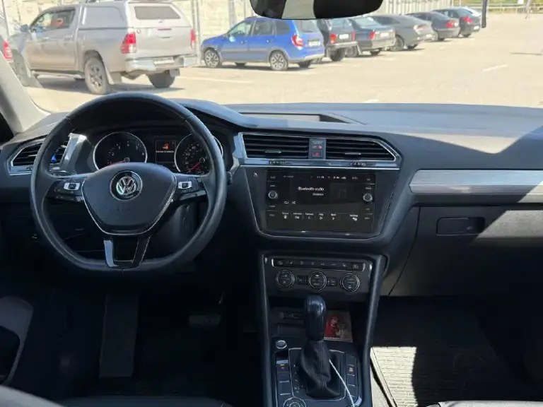 Продам volkswagen tiguan allspace 2020 года 2.0tsi, 112тыс. Пробега, обслужен от и до. Комплектация предмаксимальная, не хватает только led приборки. Адаптивная диодная оптика, расширенная мультимедиа с карплеем, камера заднего вида, панорама на всю крышу. ,3-х зонный климат контроль, автопарковка, контроль слепых зон, автохолд, датчики давления шин, контурная подсветка салона, сиденья водителя с электроприводом, память зеркал, складывание зеркал, подогрев передних/задних сидений - переднего/заднего стекла и зеркал, охлаждение бардачка, датчик света/дождя.
Фары, птф, затянуты в броне пленку. Замена масла, каждые 7,5 тыс. Так же заменили масло в коробке, муфте халдекс, редукторе, новые диски-колодки, два комплекта резины pirelli. Новый акб. Продажа от собственника, оригинал птс, зеленая автотека, один собственник.
Цена: 2.6 🍋хороший торг, будет возле авто🤝
Г. Донецк тел. +79498431343 - фотография - 10