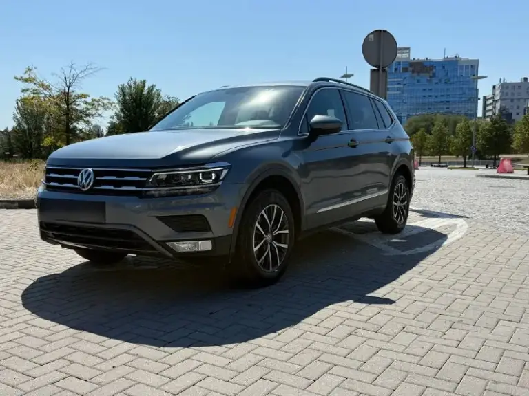 Продам volkswagen tiguan allspace 2020 года 2.0tsi, 112тыс. Пробега, обслужен от и до. Комплектация предмаксимальная, не хватает только led приборки. Адаптивная диодная оптика, расширенная мультимедиа с карплеем, камера заднего вида, панорама на всю крышу. ,3-х зонный климат контроль, автопарковка, контроль слепых зон, автохолд, датчики давления шин, контурная подсветка салона, сиденья водителя с электроприводом, память зеркал, складывание зеркал, подогрев передних/задних сидений - переднего/заднего стекла и зеркал, охлаждение бардачка, датчик света/дождя.
Фары, птф, затянуты в броне пленку. Замена масла, каждые 7,5 тыс. Так же заменили масло в коробке, муфте халдекс, редукторе, новые диски-колодки, два комплекта резины pirelli. Новый акб. Продажа от собственника, оригинал птс, зеленая автотека, один собственник.
Цена: 2.6 🍋хороший торг, будет возле авто🤝
Г. Донецк тел. +79498431343 - фотография - 2