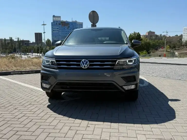 Продам volkswagen tiguan allspace 2020 года 2.0tsi, 112тыс. Пробега, обслужен от и до. Комплектация предмаксимальная, не хватает только led приборки. Адаптивная диодная оптика, расширенная мультимедиа с карплеем, камера заднего вида, панорама на всю крышу. ,3-х зонный климат контроль, автопарковка, контроль слепых зон, автохолд, датчики давления шин, контурная подсветка салона, сиденья водителя с электроприводом, память зеркал, складывание зеркал, подогрев передних/задних сидений - переднего/заднего стекла и зеркал, охлаждение бардачка, датчик света/дождя.
Фары, птф, затянуты в броне пленку. Замена масла, каждые 7,5 тыс. Так же заменили масло в коробке, муфте халдекс, редукторе, новые диски-колодки, два комплекта резины pirelli. Новый акб. Продажа от собственника, оригинал птс, зеленая автотека, один собственник.
Цена: 2.6 🍋хороший торг, будет возле авто🤝
Г. Донецк тел. +79498431343 - фотография - 3