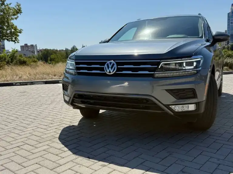 Продам volkswagen tiguan allspace 2020 года 2.0tsi, 112тыс. Пробега, обслужен от и до. Комплектация предмаксимальная, не хватает только led приборки. Адаптивная диодная оптика, расширенная мультимедиа с карплеем, камера заднего вида, панорама на всю крышу. ,3-х зонный климат контроль, автопарковка, контроль слепых зон, автохолд, датчики давления шин, контурная подсветка салона, сиденья водителя с электроприводом, память зеркал, складывание зеркал, подогрев передних/задних сидений - переднего/заднего стекла и зеркал, охлаждение бардачка, датчик света/дождя.
Фары, птф, затянуты в броне пленку. Замена масла, каждые 7,5 тыс. Так же заменили масло в коробке, муфте халдекс, редукторе, новые диски-колодки, два комплекта резины pirelli. Новый акб. Продажа от собственника, оригинал птс, зеленая автотека, один собственник.
Цена: 2.6 🍋хороший торг, будет возле авто🤝
Г. Донецк тел. +79498431343 - фотография - 4