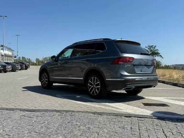 Продам volkswagen tiguan allspace 2020 года 2.0tsi, 112тыс. Пробега, обслужен от и до. Комплектация предмаксимальная, не хватает только led приборки. Адаптивная диодная оптика, расширенная мультимедиа с карплеем, камера заднего вида, панорама на всю крышу. ,3-х зонный климат контроль, автопарковка, контроль слепых зон, автохолд, датчики давления шин, контурная подсветка салона, сиденья водителя с электроприводом, память зеркал, складывание зеркал, подогрев передних/задних сидений - переднего/заднего стекла и зеркал, охлаждение бардачка, датчик света/дождя.
Фары, птф, затянуты в броне пленку. Замена масла, каждые 7,5 тыс. Так же заменили масло в коробке, муфте халдекс, редукторе, новые диски-колодки, два комплекта резины pirelli. Новый акб. Продажа от собственника, оригинал птс, зеленая автотека, один собственник.
Цена: 2.6 🍋хороший торг, будет возле авто🤝
Г. Донецк тел. +79498431343 - фотография - 5