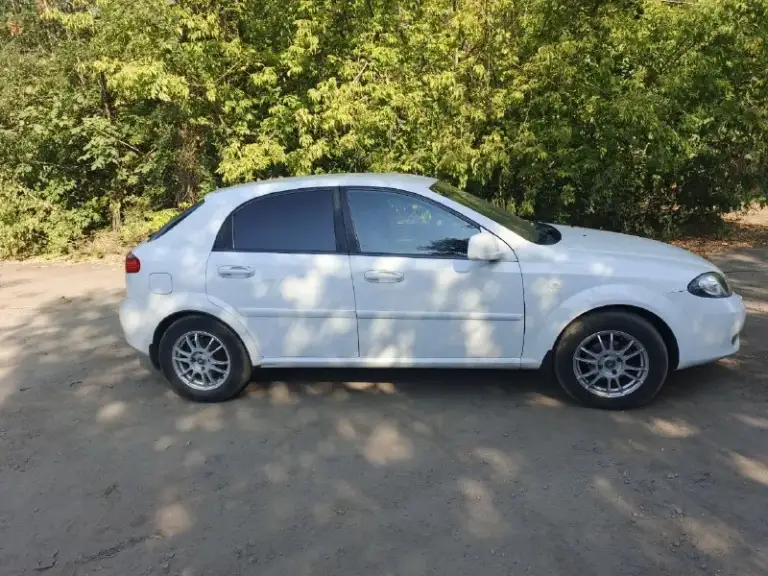 К вашему вниманию‼️‼️ продаю автомобиль chevroule lacetti 2011 года, 1.4 двигатель 94л. С, пробег 190.000.мкпп. Авто в очень достойном состоянии. Рыжиков нет, не гнилой, салон в хорошем состоянии (в салоне не курили) по технике все в порядке (довезет куда угодно и обратно) на машине не экономили все то каждые 5 т. Километров, по документам тоже полный порядок
, Штрафов, орестов, ограничений нет. Теперь из минусов ( кроме того что на аккумуляторе) треснуто лобовое стекло (на это само собой будет скидка) не так давно треснула задающая гребенка абс (в скором времени устраню этот косяк, если вас это не смущает то на ремонт скину). Что интересует звоните, пишите, узнавайте, приезжайте смотрите. За машину не стыдно. Обоснованный торг у капота приветствуется.
Осмотр в г. Макеевка
Цена 550.000
Телефон +79495215486
Телеграм: @inoske575
📲 Tg: @inoske575
📞 Звоните: +7(949)5215486 - фотография - 3