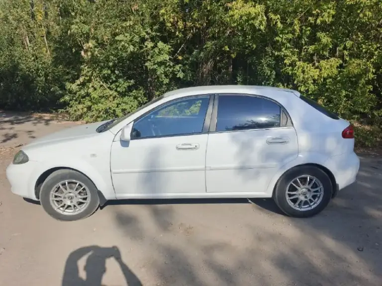 К вашему вниманию‼️‼️ продаю автомобиль chevroule lacetti 2011 года, 1.4 двигатель 94л. С, пробег 190.000.мкпп. Авто в очень достойном состоянии. Рыжиков нет, не гнилой, салон в хорошем состоянии (в салоне не курили) по технике все в порядке (довезет куда угодно и обратно) на машине не экономили все то каждые 5 т. Километров, по документам тоже полный порядок
, Штрафов, орестов, ограничений нет. Теперь из минусов ( кроме того что на аккумуляторе) треснуто лобовое стекло (на это само собой будет скидка) не так давно треснула задающая гребенка абс (в скором времени устраню этот косяк, если вас это не смущает то на ремонт скину). Что интересует звоните, пишите, узнавайте, приезжайте смотрите. За машину не стыдно. Обоснованный торг у капота приветствуется.
Осмотр в г. Макеевка
Цена 550.000
Телефон +79495215486
Телеграм: @inoske575
📲 Tg: @inoske575
📞 Звоните: +7(949)5215486 - фотография - 4