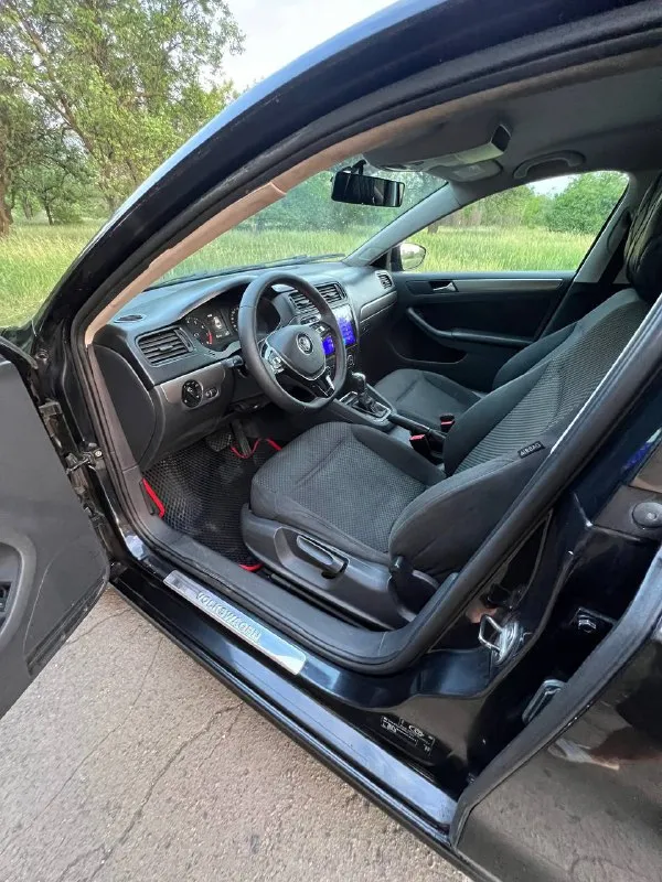 Продам volkswagen jetta 2013 года выпуска.
- Все документы на руках, обременений нет.
- Пробег: 157.550км (родной пробег)
- Т. О было на 153.000 км
- Автомат, 1.4 турбо.
- В родной краске, повреждений нет (есть возрастные недочеты по кузову, не критично)
- Масло не ест, новая рулевая рейка, ходовка взбитая (стуков нет), менялись тяги стабилизатора оба, новые свечи, новые катушки зажигания, турбина работает без нареканий.
- Камера заднего вида, подогрев передний сидений, двухзонный климат-контроль, тонировка задней части авто, новая летняя резина на 17 дисках, заменена штатная магнитола на планшет, заменена оптика на led, новая рулевая колонка, eva-коврики.
Цена: 1.000.000 рублей приемлемый торг у капота.
Тел. : +7(949)361-62-52 (если не можете дозвониться пишите @kolya_yankees) все вопросы при осмотре!
Обмен не интересует!!! - фотография - 1