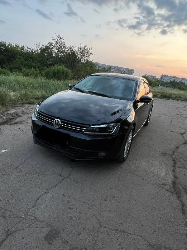 Продам volkswagen jetta 2013 года выпуска.
- Все документы на руках, обременений нет.
- Пробег: 157.550км (родной пробег)
- Т. О было на 153.000 км
- Автомат, 1.4 турбо.
- В родной краске, повреждений нет (есть возрастные недочеты по кузову, не критично)
- Масло не ест, новая рулевая рейка, ходовка взбитая (стуков нет), менялись тяги стабилизатора оба, новые свечи, новые катушки зажигания, турбина работает без нареканий.
- Камера заднего вида, подогрев передний сидений, двухзонный климат-контроль, тонировка задней части авто, новая летняя резина на 17 дисках, заменена штатная магнитола на планшет, заменена оптика на led, новая рулевая колонка, eva-коврики.
Цена: 1.000.000 рублей приемлемый торг у капота.
Тел. : +7(949)361-62-52 (если не можете дозвониться пишите @kolya_yankees) все вопросы при осмотре!
Обмен не интересует!!! - фотография - 2