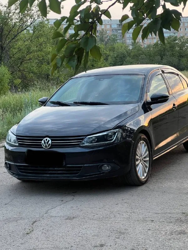 Продам volkswagen jetta 2013 года выпуска.
- Все документы на руках, обременений нет.
- Пробег: 157.550км (родной пробег)
- Т. О было на 153.000 км
- Автомат, 1.4 турбо.
- В родной краске, повреждений нет (есть возрастные недочеты по кузову, не критично)
- Масло не ест, новая рулевая рейка, ходовка взбитая (стуков нет), менялись тяги стабилизатора оба, новые свечи, новые катушки зажигания, турбина работает без нареканий.
- Камера заднего вида, подогрев передний сидений, двухзонный климат-контроль, тонировка задней части авто, новая летняя резина на 17 дисках, заменена штатная магнитола на планшет, заменена оптика на led, новая рулевая колонка, eva-коврики.
Цена: 1.000.000 рублей приемлемый торг у капота.
Тел. : +7(949)361-62-52 (если не можете дозвониться пишите @kolya_yankees) все вопросы при осмотре!
Обмен не интересует!!! - фотография - 6