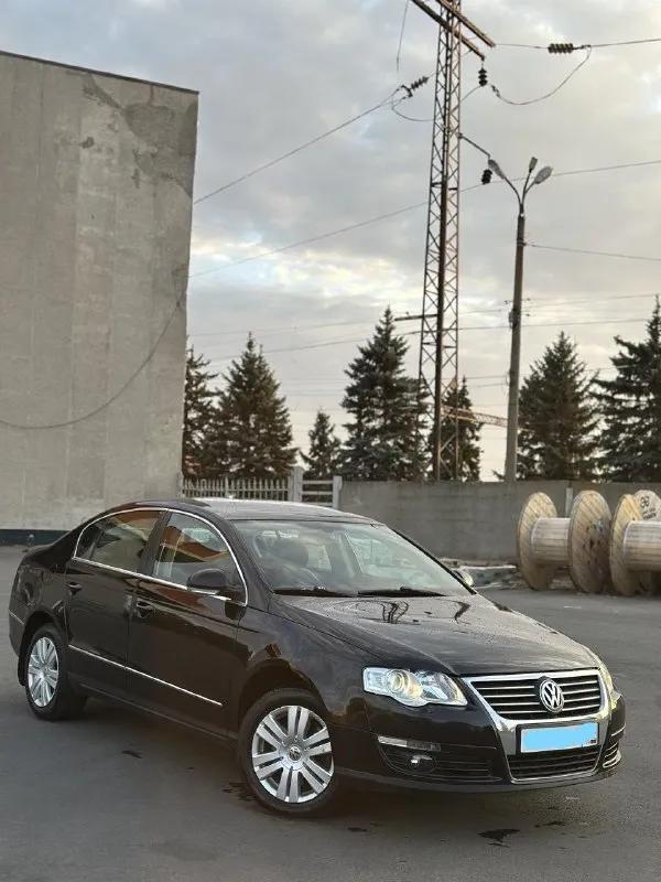 Продам volkswagen passat 🔥
Год выпуска:2005🔥
Модификация:2.0 fsi at (150 л. С. )🔥
Тип двигателя: бензин🔥
Коробка передач : автомат 🔥
Привод:передний🔥
Тип кузова : седан🔥
Koмплeктaция: highline (полная, кроме люка)🔥
Цвет:черный 🔥
В продаже volkswagen passat в бешеной и редкой комплектации, есть абсолютно все функции, кроме люка.
Двигатель -в идеальном состоянии, заводится с пол оборота, работает тихо, без каких-либо шумов. Тяга бешеная.
Акпп (японский aisin-неубиваемая коробка автомат)-в идеальном состоянии, все передачи щелкают резко, без пинков, без глюков.
По салону есть мелкие нюансы, на которые готов уступить, ничего критичного, для 2005 года сохранился очень даже хорошо.
По ходовой-абсолютно делать ничего не нужно, машина мягкая, дорогу чувствует уверенно.
Полное оформление авто, готовый пакет документов для постановки на учет.
Готов к выезду в любой сервис по вашему желанию.
Цена:799.999 тысяч + имеется торг
Возможен пригон по договоренности.
Возможен обмен.
Номер для связи:+79495752024 - фотография - 1