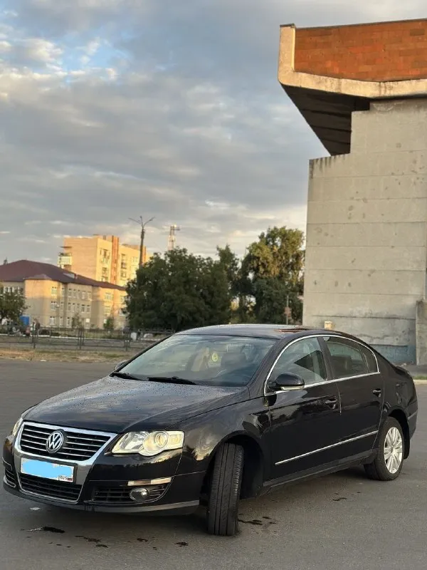 Продам volkswagen passat 🔥
Год выпуска:2005🔥
Модификация:2.0 fsi at (150 л. С. )🔥
Тип двигателя: бензин🔥
Коробка передач : автомат 🔥
Привод:передний🔥
Тип кузова : седан🔥
Koмплeктaция: highline (полная, кроме люка)🔥
Цвет:черный 🔥
В продаже volkswagen passat в бешеной и редкой комплектации, есть абсолютно все функции, кроме люка.
Двигатель -в идеальном состоянии, заводится с пол оборота, работает тихо, без каких-либо шумов. Тяга бешеная.
Акпп (японский aisin-неубиваемая коробка автомат)-в идеальном состоянии, все передачи щелкают резко, без пинков, без глюков.
По салону есть мелкие нюансы, на которые готов уступить, ничего критичного, для 2005 года сохранился очень даже хорошо.
По ходовой-абсолютно делать ничего не нужно, машина мягкая, дорогу чувствует уверенно.
Полное оформление авто, готовый пакет документов для постановки на учет.
Готов к выезду в любой сервис по вашему желанию.
Цена:799.999 тысяч + имеется торг
Возможен пригон по договоренности.
Возможен обмен.
Номер для связи:+79495752024 - фотография - 3