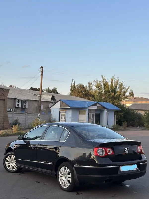Продам volkswagen passat 🔥
Год выпуска:2005🔥
Модификация:2.0 fsi at (150 л. С. )🔥
Тип двигателя: бензин🔥
Коробка передач : автомат 🔥
Привод:передний🔥
Тип кузова : седан🔥
Koмплeктaция: highline (полная, кроме люка)🔥
Цвет:черный 🔥
В продаже volkswagen passat в бешеной и редкой комплектации, есть абсолютно все функции, кроме люка.
Двигатель -в идеальном состоянии, заводится с пол оборота, работает тихо, без каких-либо шумов. Тяга бешеная.
Акпп (японский aisin-неубиваемая коробка автомат)-в идеальном состоянии, все передачи щелкают резко, без пинков, без глюков.
По салону есть мелкие нюансы, на которые готов уступить, ничего критичного, для 2005 года сохранился очень даже хорошо.
По ходовой-абсолютно делать ничего не нужно, машина мягкая, дорогу чувствует уверенно.
Полное оформление авто, готовый пакет документов для постановки на учет.
Готов к выезду в любой сервис по вашему желанию.
Цена:799.999 тысяч + имеется торг
Возможен пригон по договоренности.
Возможен обмен.
Номер для связи:+79495752024 - фотография - 9