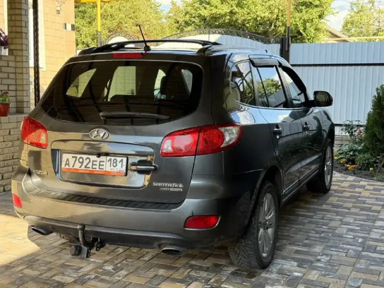 ➡ В продаже: hyundai santa fe ii / hyundai санта фе
Год: 2008 / двигатель: 2,2 / мкпп / полный привод
Пробег: 215 тыс. Км

🔽 Продается обслуженный и ухоженный автомобиль в хорошем состоянии.

- Проведено то – замена масла, фильтров и всех необходимых расходников
- Ревизия топливной системы – выполнена чистка дрв-клапана, замена сальников, диагностика и ревизия форсунок, а также замена свечей накала и ремня грм
- Кузов в хорошем состоянии – минимальные следы эксплуатации, соответствующие возрасту авто
- Надежный и экономичный двигатель + высокий клиренс + полный привод + механика – отличное сочетание для любых дорог

📝 Документы:
Я собственник, без проблем переоформим на вас

🔽 Комплектация и функции:
- Подогрев сидений, складывание зеркал, двухзонный климат-контроль, abs, esp, полный комплект подушек безопасности,
Установлена хорошая музыка + android-планшет. И многое другое

Машина в луганске, осмотр возможен в любое время. Автомобиль в хорошем
📞 Звоните: +7(959)1204792 - фотография - 3