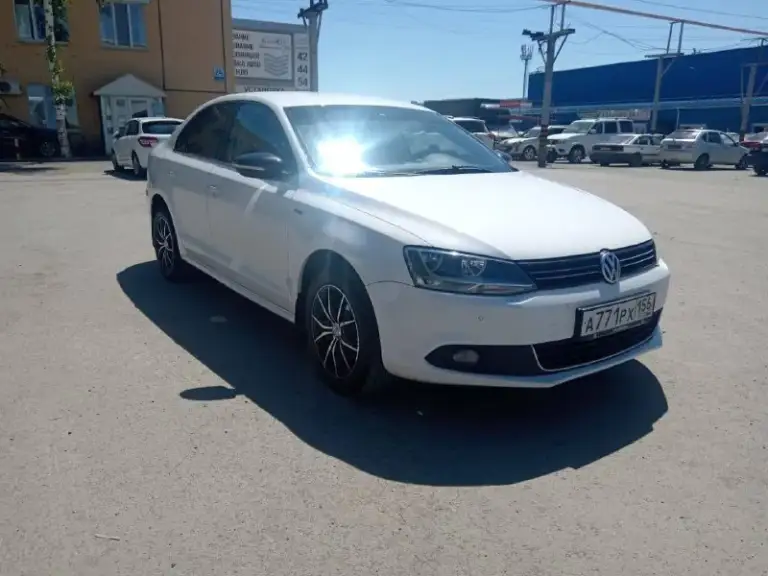 Продаётся отличный автомобиль для комфортного передвижения — volkswagen jetta vi, комплектация «sochi edition», 2013 года выпуска с мотором 1.6 л и автоматической трансмиссией!
Полностью укомплектованная версия автомобиля включает всё необходимое для безопасной и приятной езды.
⚙️ Комплектация и особенности:
• 2-Зонный климат-контроль;
• Передние и задние парктроники;
• Датчик дождя;
• Контроль давления в шинах;
• Сигнализация с автозапуском;
• Обогрев передних сидений;
• Электрические стеклоподъемники всех дверей;
• Круиз-контроль;
И прочие функции, предназначенные для комфортного передвижения.
Автомобиль полностью обслужен!
Осмотр автомобиля г. Горловка.
Цена: 990 000 р.
Контакт: +79781275352
Быстрому покупателю хороший торг!
📞 Звоните: +7(978)1275352 - фотография - 1