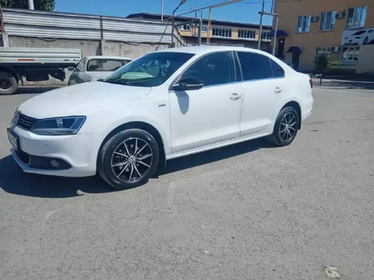 Продаётся отличный автомобиль для комфортного передвижения — volkswagen jetta vi, комплектация «sochi edition», 2013 года выпуска с мотором 1.6 л и автоматической трансмиссией!
Полностью укомплектованная версия автомобиля включает всё необходимое для безопасной и приятной езды.
⚙️ Комплектация и особенности:
• 2-Зонный климат-контроль;
• Передние и задние парктроники;
• Датчик дождя;
• Контроль давления в шинах;
• Сигнализация с автозапуском;
• Обогрев передних сидений;
• Электрические стеклоподъемники всех дверей;
• Круиз-контроль;
И прочие функции, предназначенные для комфортного передвижения.
Автомобиль полностью обслужен!
Осмотр автомобиля г. Горловка.
Цена: 990 000 р.
Контакт: +79781275352
Быстрому покупателю хороший торг!
📞 Звоните: +7(978)1275352 - фотография - 3