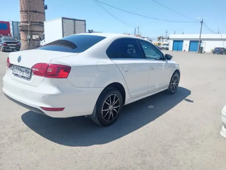 Продаётся отличный автомобиль для комфортного передвижения — volkswagen jetta vi, комплектация «sochi edition», 2013 года выпуска с мотором 1.6 л и автоматической трансмиссией!
Полностью укомплектованная версия автомобиля включает всё необходимое для безопасной и приятной езды.
⚙️ Комплектация и особенности:
• 2-Зонный климат-контроль;
• Передние и задние парктроники;
• Датчик дождя;
• Контроль давления в шинах;
• Сигнализация с автозапуском;
• Обогрев передних сидений;
• Электрические стеклоподъемники всех дверей;
• Круиз-контроль;
И прочие функции, предназначенные для комфортного передвижения.
Автомобиль полностью обслужен!
Осмотр автомобиля г. Горловка.
Цена: 990 000 р.
Контакт: +79781275352
Быстрому покупателю хороший торг!
📞 Звоните: +7(978)1275352 - фотография - 4
