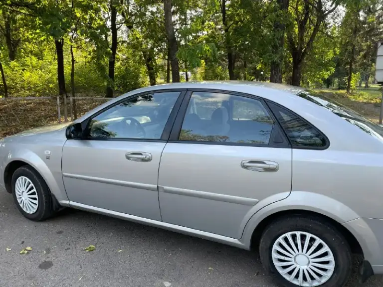 Chevrolet lacetti 2008г. Se 1.6 л, 109 л. С. , бензин. Пробег 102 тыс. Автомобиль в хорошем состоянии! Один владелец машина с салона! Пробег оригинальный любые проверки. Корейская сборка. Кузов в заводском окрасе, без единого дтп. Вся оптика и стёкла, включая лобовое оригинальные. Ходовая обслужена, кузов крепкий! Двигатель работает отлично, масло не расходует! Коробка отлично!!! Салон соответствует пробегу – чистый, опрятный ухоженный. С документами полный порядок, авто стоит на учёте днр при необходимости поставим на российский учёт. Автомобиль находится в г. Донецке (днр) цена 620 тыс. Торг у капота тел +7949 4235929
📞 Звоните: +7(949)4235929 - фотография - 4